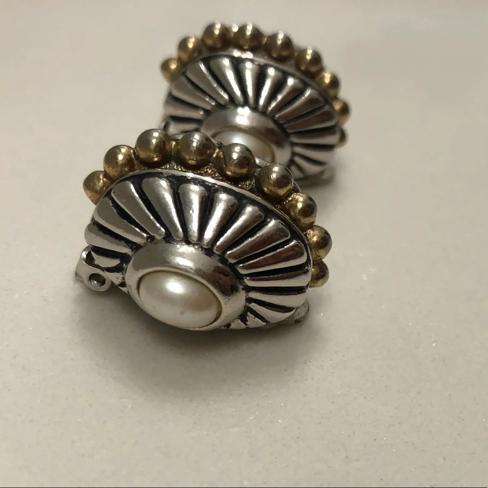 Vintage Shell Silver Earring - Picture 3 of 6